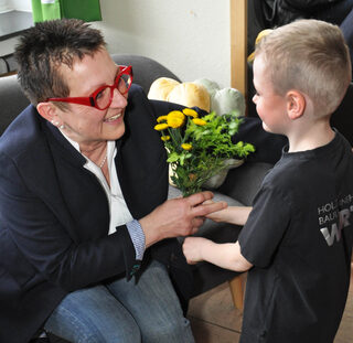 Jedes Wettbewerbs-Kind übergab Petra Mey-Wirtz ein Blumengebinde.