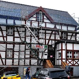 Seit dem 26. März präsentiert sich nun das Haus mit einer neuen, denkmalgerechten Dachabdeckung.