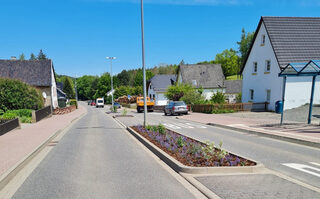 Sauber und mit frischem Grün präsentiert sich die Sötenicher Straße in Rinnen nach der Pflanzaktion durch den Gemeindebauhof.