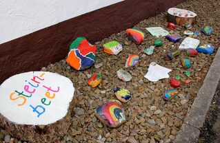 Fast alle Kinder haben einen oder mehrere bunt bemalte Steine im Beet vor dem Krekeler Kindergarten abgelegt.