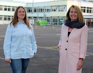 Die neue Konrektorin Claudia Zens (l.) und Schulleiterin Marianne Rütt sind unabhängig von Corona auch mit der Entwicklung und Planung des neuen Schulgebäudes beschäftigt.