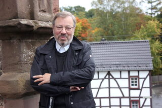 Domkapitular Hans Joachim Hellwig ist seit 1980 Priester und seit 1987 Kaller Pfarrer. Am Sonntag, 22. März, feiert er – in Verbindung mit dem 5. Chortag in der Bistumsregion Eifel – sein 40jähriges Priesterjubiläum.