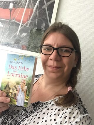 Autorin Jana Engels hält das Buch "Das Erbe von Lorraine"