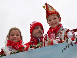 Der Karnevalszug war auch für das Kinderprinzenpaar Nico und Lenna der Höhepunkt seiner Regierungszeit.