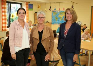 Geschäftsführerin des Förderkreises, Simone Crombach, Ogata-Leiterin Ursula Möres, kommissarische Schulleiterin, Marianne Rütt