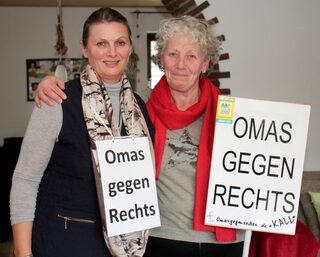 Petra Kanzler (l.) und Walli Forner sind zwei der Begründerinnen der Kaller Ortsgruppe von „Omas gegen rechts“. In den kommenden Monaten will die rund ein Dutzend Leute starke Gruppe verstärkt in Erscheinung treten.