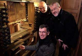 Orgelbaumeister Frank Weimbs (vorne), Pfarrer Wieslaw Kaczor (rechts) und Kirchenmusiker Michael Pützer (links) haben jeder eigene Erfahrungen mit dem Verschleiß der Mechanik gemacht und sind sich einig: Die König-Orgel muss überarbeitet werden.