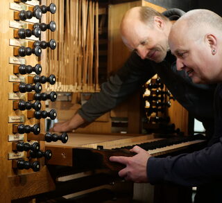 Beim Ausbau der Tastatur vom Rückpositiv der Steinfelder König-Orgel:  Orgelbaumeister Thomas Marxmeier (im Hintergrund) und GdG-Steinfeld-Kirchenmusiker Michael Pützer.