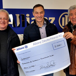 Eine Spende von 5000 Euro für die Flutopfer-Hilfe überreichte Allianz-Generalvertreter Raphael Tümmler (Mitte) an Willi Greuel (rechts) und Paul Schneider von der Hilfsgruppe Eifel.