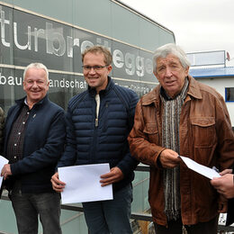 Dreimal 10.000 Euro übergaben die Kaller Firmeninhaber Mike Breitegger (links), Markus Schäfer (Mitte) und Michael Hilger (rechts) an Willi Greuel (2.v.r.) und Paul Schneider (2.v.l.) von der Hilfsgruppe Eifel.