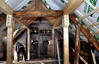 Im neuen Dachstuhl mussten auf Weisung des Denkmalschutzes einige alte Eichenbalken erhalten bleiben. Im Zuge der Erneuerung ist eine energetische Dämmung vorgenommen worden.