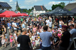 Hunderte Besucher besuchten im August das Bäckerfest der Familie Zimmer zugunsten der Hilfsgruppe Eifel. Für den guten Zweck wurde ein mehrstündiges Programm geboten.