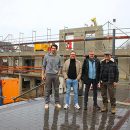 Sind zufrieden mit dem Baufortschritt (von rechts): Die Investoren der beiden Geschäftshäuser auf dem Bahnhofsvorplatz Jochem Hannes und Jürgen Lutsch (Geschäftshaus Süd) sowie Florian Beck und Fabian Giefer (Geschäftshaus Nord).
