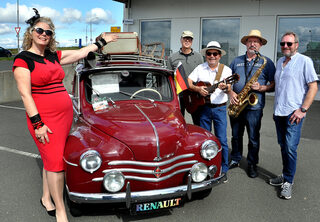 Der Bandname „Die Old Timer“ hat mit alten Autos weniger zu tun sondern steht für „Die Alte Zeit“. Trotzdem nutzten die Musiker die Gelegenheit, sich vor dem Renault-Schätzchen (Baujahr 1954) in Positur zu stellen.