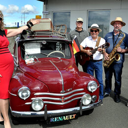 Der Bandname „Die Old Timer“ hat mit alten Autos weniger zu tun sondern steht für „Die Alte Zeit“. Trotzdem nutzten die Musiker die Gelegenheit, sich vor dem Renault-Schätzchen (Baujahr 1954) in Positur zu stellen.