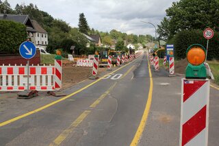 Die Bauarbeiten auf der Aachener Straße haben begonnen. Die Straße ist voraussichtlich Anfang November fertig, im Anschluss werden noch die Nebenanlagen erneuert.