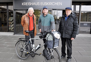 Anfang April hatten Vize-Landrat Leo Wolter (rechts) und Willi Greuel von der Hilfsgruppe Eifel (links) Benedikt Goesmann am Kreishaus in Euskirchen empfangen. Danach machte sich der 33-Jährige auf zu seiner 4500 Kilometer langen Spenden-Radtour nach Lissabon.