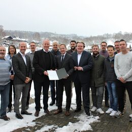 Zur Übergabe des Förderbescheids waren Vorstandsmitglieder des SV Sötenich und des Bürgervereins ebenso gekommen wie Ratsvertreter und Mitarbeiter der Gemeindeverwaltung.
