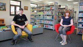 Bibliotheksleiterin Michelle Wagner und ihr Mitarbeiter Jörg Michels im neu sortierten Kinderbereich.