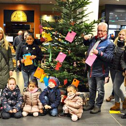 Das Rewe-Center, die Hilfsgruppe Eifel und die Kita St. Nikolaus hoffen jetzt, dass die Kunden viele Wünsche der bedürftigen Kinder erfüllen.