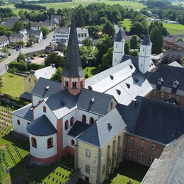 Die Dächer der Basilika Steinfeld erstrahlen nach fünfjähriger Bauzeit in neuem Glanz. Insgesamt wurden 1,7 Millionen Euro in die Sanierungsarbeiten investiert.