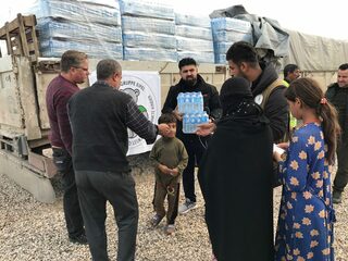 Um die Flüchtlinge im Lager Mossul mit Trinkwasser zu versorgen, hatten die Vertreter der Hilfsgruppe einen ganzen Sattelschlepper mit 57.000 Flaschen Wasser geordert, die Klemens Hellenthal und Karwan Mohammed vor Ort verteilten.