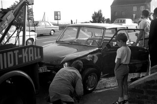 Bis in die 70er Jahre waren Abschleppwagen des Autohauses unterwegs, wenn es galt Unfallfahrzeuge abzuschleppen.