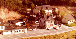 Das Autohaus vor der Erweiterung im Jahr 1977: Im Vordergrund ist noch die Überdachung der ehemaligen Tankstelle zu sehen.
