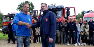 Freundschaft besiegelten der Kaller Löschzugführer Daniel Rütz (rechts) und der Vorsitzende des Feuerwehrvereins Ostrau, Mario Thomas.