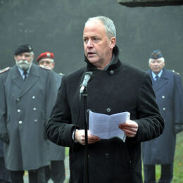 Bürgermeister Hermann-Josef Esser rief in seiner Gedenkrede die Bürger auf, dankbar zu sein und wachsam zu bleiben.