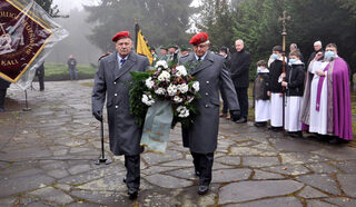 Reservisten der Bundeswehr trugen den Kranz der Gemeinde Kall zum Ehrenmal.