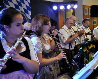 Spielen am Samstag, 7. Oktober, schon zum fünften Mal beim Oktoberfest im Saal Gier auf: Die Ahrhüttener Musikanten.