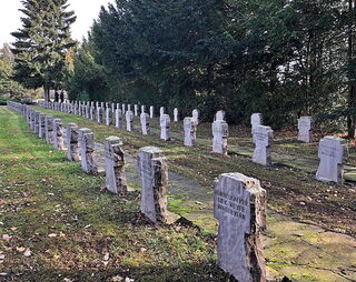 „Kriege kennen nur Verlierer“, sagt der Kaller Bürgermeister Hermann-Josef Esser am Volkstrauertag 2020 in Steinfeld. Auf der dortigen Kriegsgräberstätte sind 633 Menschen begraben worden.