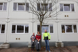 Der Projektleiter für den Wiederaufbau der Gemeinschaftsgrundschule Kall, Lothar Schatten, Schulleiterin Marianne Rütt (links) und Ogata-Leiterin Ursula Möres (rechts) stellten der Presse die neuen Mobilraumelemente vor.