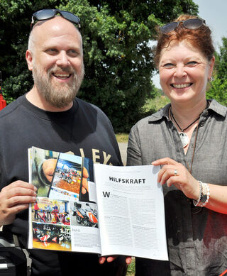 Eine Reportage im Motorradmagazin "Ride" gab den Impuls für die außergewöhnliche Spende. Harley-Manager Nils Buntrock und die Ride-Fotografin Claudia Werel zeigen  die Ausgabe mit dem Spendenaufruf.