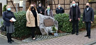 Bürgermeister Hermann-Josef Esser (3.v.r.) legte ein Gesteck am Synagogen-Gedenkstein „Im Sträßchen“ nieder.