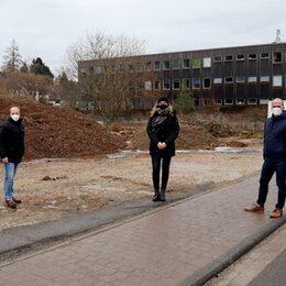 Stefan Etten (v.l.), Nina Pützer und Markus Auel von der Gemeinde favorisierten Grundstück für einen neuen Kindergarten.