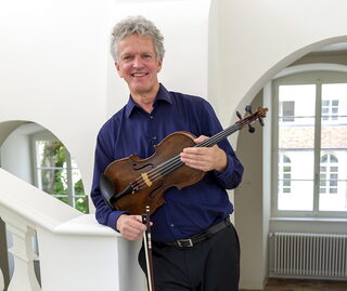 Professor Matthias Buchholz wird beim „großen Orchesterkonzert“ am Samstag, 21. Mai, im Kloster Steinfeld Viola spielen.