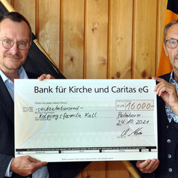 Der Vorsitzende der Kolpingfamilie Paderborn-West, Claus Meier (links),  war eigens nach Kall gekommen, um einen Spendenscheck über 16.000 Euro an Hans-Peter Dederichs zu übergeben.