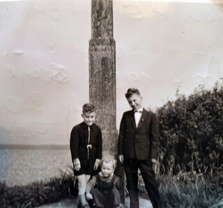 Rudolf (7), Werner (2) und Stefan Pütz (8) am Weißen Sonntag, 28. April 1957, am Feldkreuz „Em Lengsche“ in Sistig.