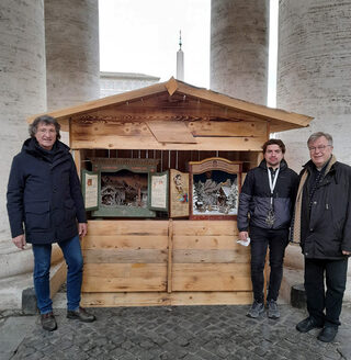 Der Präsident des Bayerischen Krippenverbandes, Monsignore Martin J. Martlreiter (rechts), und dessen Stellvertreter Klaus Porten (links) bauten die Krippe (links) von Ferdi Saßmann im Vatikan auf. Rechts im Bild die zweite deutsche Krippe aus Bayern.