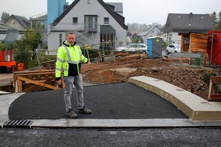 Gemeindemitarbeiter Günter Margraff zeigt, wo auf der neuen Brücke der provisorische Fußgängerüberweg entstehen soll.