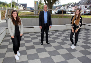 Bürgermeister Hermann-Josef Esser mit den beiden neuen Auszubildenden Alica Bützler (l.) und Michelle Dahm.