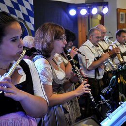 Die Ahrhüttener Musikanten mit Dirgent Stefan Wassong sorgen am Samstag, 1. Oktober, zum vierten Mal im Saal Gier in Kall für Oktoberfest-Stimmung.