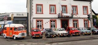 Auf dem Gelände des Autohauses Hück werden beim  Treffen am Sonntag, 26. Juni, wieder zwischen 60 und 70 alte Renault-Schätzchen erwartet.
