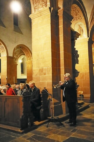 250 Menschen im coronabedingt nicht vollgefüllten Kirchenraum waren restlos begeistert von der musikalischen Leistung musizierender Mediziner aus ganz Deutschland.