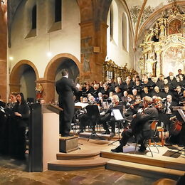 150 Musiker und Sänger des Deutschen Ärzteorchesters und des Oratorienchors Brühl standen im Chorraum und Querschiff der Steinfelder Klosterbasilika.