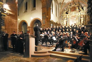 150 Musiker und Sänger des Deutschen Ärzteorchesters und des Oratorienchors Brühl standen im Chorraum und Querschiff der Steinfelder Klosterbasilika.