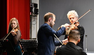 Die entscheidenden Rollen des Abends kamen dem talentierten Nachwuchsdirigenten Benjamin Voce (m.) und den Solisten Professor Matthias Buchholz und Judith Stapf zu.