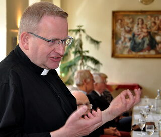 Pater Lambertus Schild, Geschäftsführer der „Kloster Steinfeld GmbH“, berichtete über diverse Neuigkeiten und Zukunftspläne rund um die Klöster Steinfeld und Mariawald.